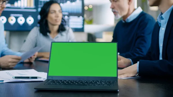 Konferenzraum Laptop Mit Grünem Chroma Keyscreen Auf Dem Konferenztisch Hintergrund — Stockfoto