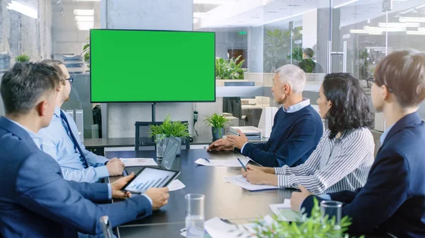 Diverse Gruppe Suksessive Forretningsfolk Konferanserommet Med Green Screen Chroma Key – stockfoto