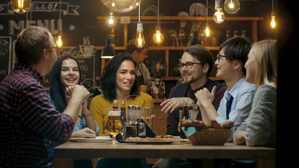 Diversi Gruppi Giovani Divertono Bar Parlando Raccontando Storie Barzellette Bevono — Foto Stock