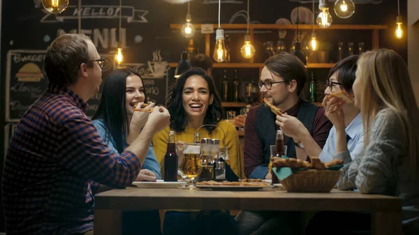 Der Bar Restaurant Essen Verschiedene Junge Leute Scheiben Pizzakuchen Sie — Stockfoto