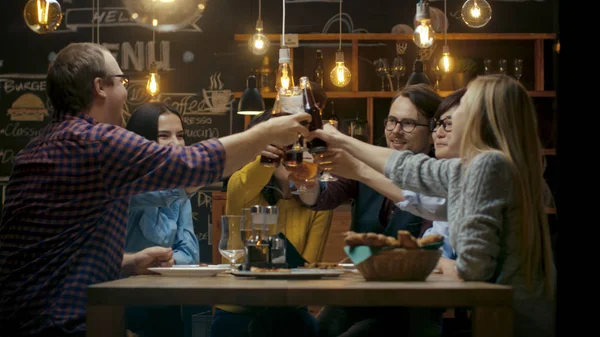 Divers Groupes Amis Célèbrent Avec Toast Des Verres Levés Clink — Photo