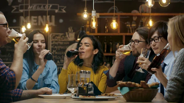 Diverso Grupo Amigos Celebra Con Brindis Clink Levantó Vasos Con — Foto de Stock