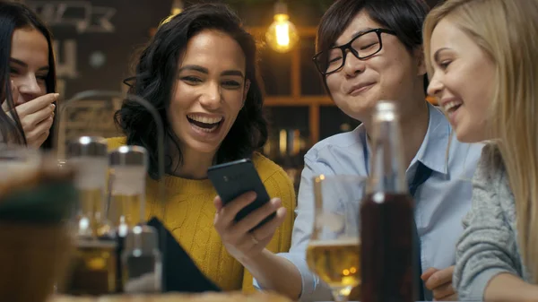 Diverse Groep Van Jonge Mensen Plezier Hebben Bar Praten Vertellen — Stockfoto