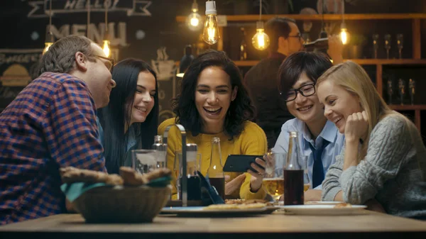 Hermosa Mujer Hispana Muestra Cosas Interesantes Teléfono Inteligente Sus Amigos — Foto de Stock