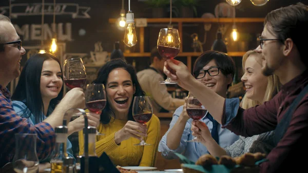 Diverse Vennegruppe Feirer Med Toast Clink Raised Wine Glasses Feiringen – stockfoto
