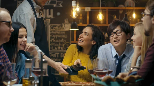 Bar Waiter Sostiene Máquina Pago Tarjetas Crédito Hermosa Mujer Paga — Foto de Stock