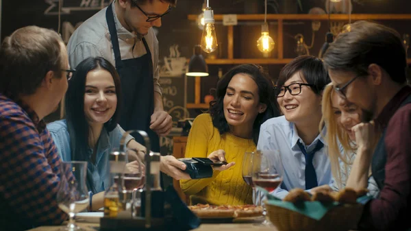 Der Bar Hält Der Kellner Einen Kreditkartenzahlungsautomaten Und Die Schöne — Stockfoto