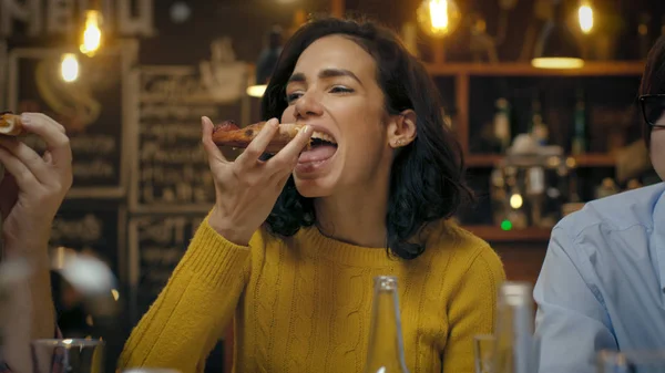 Mooie Spaanse Vrouw Eet Pizza Slice Het Stijlvolle Restaurant Wordt — Stockfoto