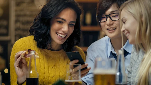 Bar Restaurant Diverse Groep Van Vrienden Hebben Goede Tijd Knappe — Stockfoto