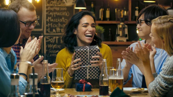 Der Bar Restaurant Schöne Hispanische Frau Erhält Geschenke Und Glückwünsche — Stockfoto