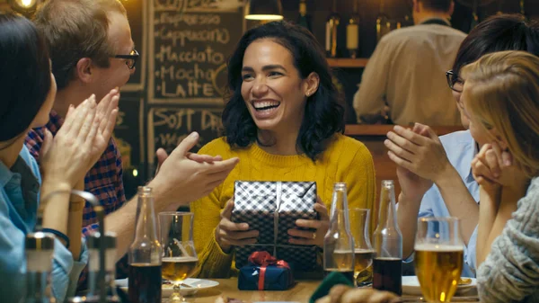 Bar Restaurant Mooie Spaanse Vrouw Ontvangt Geschenken Gelukwensen Van Haar — Stockfoto