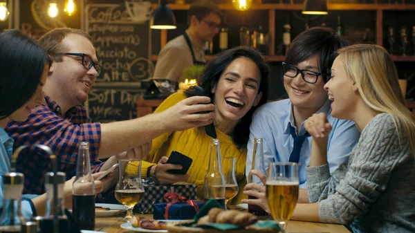 Der Bar Restaurant Geburtstagsfeier Gange Schöne Junge Leute Zeigen Ihre — Stockfoto