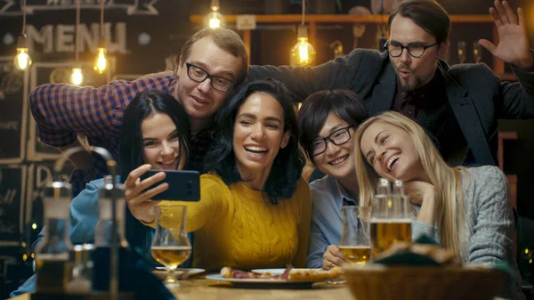 Nel Bar Ristorante Donna Ispanica Prende Selfie Stessa Dei Suoi — Foto Stock