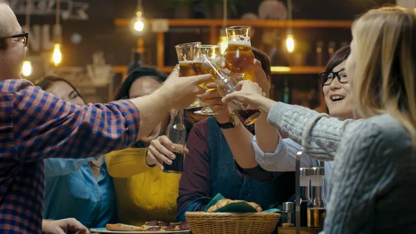 Diverse Vennegruppe Lager Toast Clink Raised Glasses Med Diverse Drinker – stockfoto
