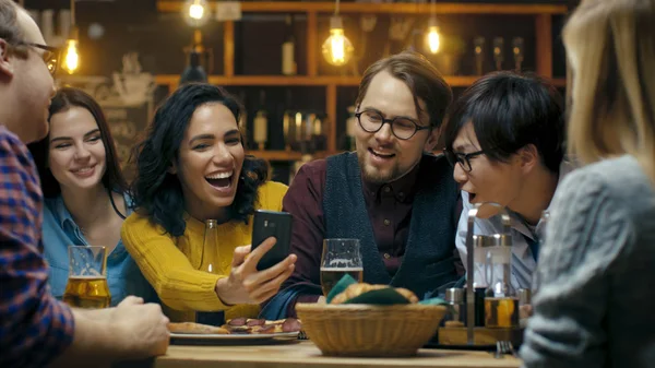 Beautiful Hispanic Woman Shows Interesting Stuff Her Smartphone Her Friends — Stock Photo, Image