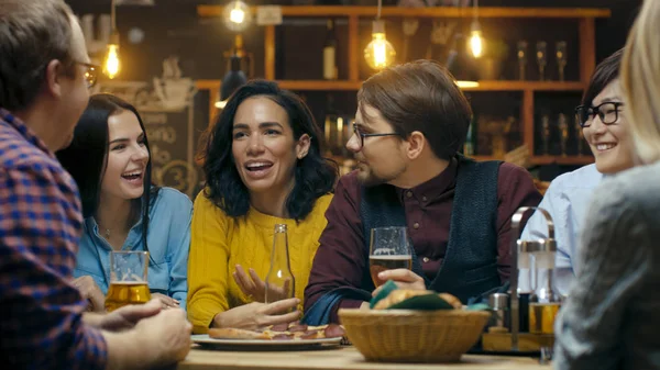 Beautiful Hispanic Woman Shows Interesting Stuff Her Smartphone Her Friends — Stock Photo, Image