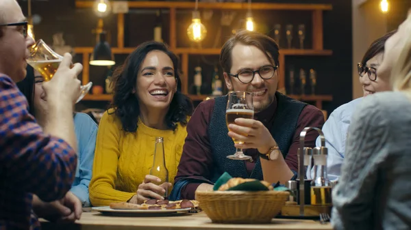 Kompani Venner Som Har Det Gøy Baren Drikker Snakker Spøker – stockfoto