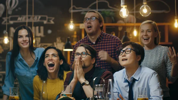 Diverse Group Friends Watches Sporstbar Team Scores Goal Wins Young — Stock Photo, Image