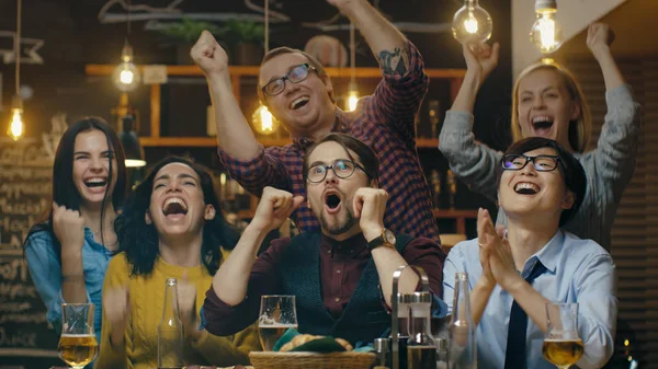 Divers Groupes Amis Regarde Télévision Dans Sporstbar Beaux Jeunes Gens — Photo