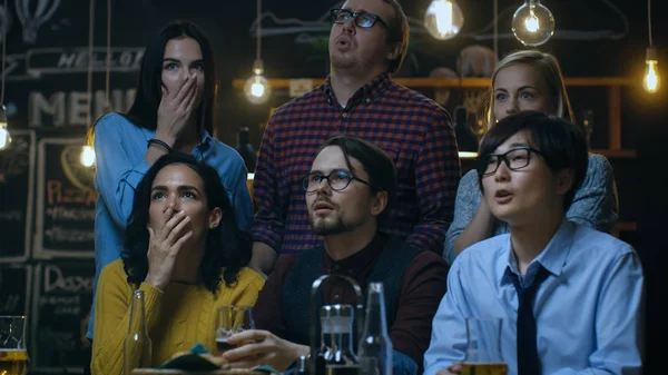 Jongeren Bar Watch Plotseling Breaking Nieuws Show Dat Tragische Gebeurtenissen — Stockfoto