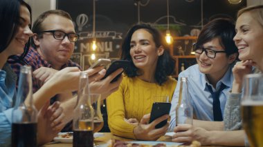 Bar / Restoran çeşitli arkadaş grubunuz iyi zaman paylaşımı resimleri ve etajer ile onların akıllı telefonlar. Güzel şık Kişilik.