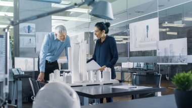 Mimari büro iki mühendisleri bir şehir ilçe bir Model üzerinde çalışır. Kentsel planlamacılar iş fonksiyonel yapı modeli.