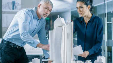 İçinde mimari büro Twoprofessional mühendisler bir şehir bölgesinin bir Model üzerinde çalışmaya. Kentsel planlamacılar iş fonksiyonel yapı modeli.