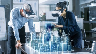 Erkek ve dişi Mimarlar giyen gerçeklik kulaklık iş 3d şehir modeli ile artar. High Tech Office profesyonel insanlar sanal gerçeklik modelleme yazılımı kullanın.