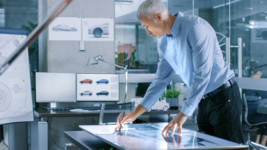 Touschreen tablo, yeni bir araba prototip kroki çizim deneyimli Otomotiv tasarımcı inşaat ile dijital ekran grafik Tablet.