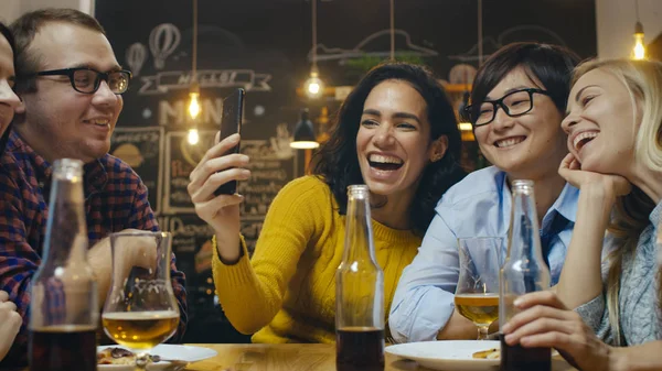 Nel Bar Ristorante Donna Ispanica Videochiamata Con Suoi Amici Gruppo — Foto Stock