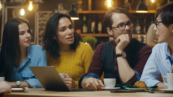 Diverse Group Colleagues Has Business Lunch Bar Restaurant Think Solving — Stok Foto