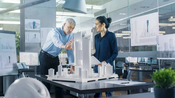 Capo Architetto Maschio Ingegnere Donna Lavorano Con Modello Edifici Urbani — Foto Stock