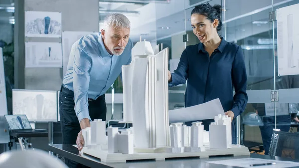 Mimari büro'iki profesyonel mühendisleri bir şehir ilçe bir Model üzerinde çalışır. Kentsel planlamacılar iş fonksiyonel yapı modeli.