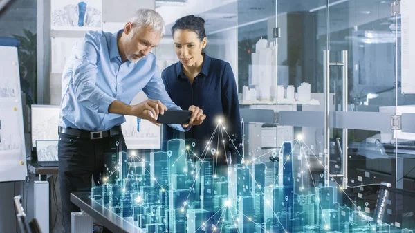 Male Female Architects Work Holographic Augmented Reality City Model Technologically — Stock Photo, Image