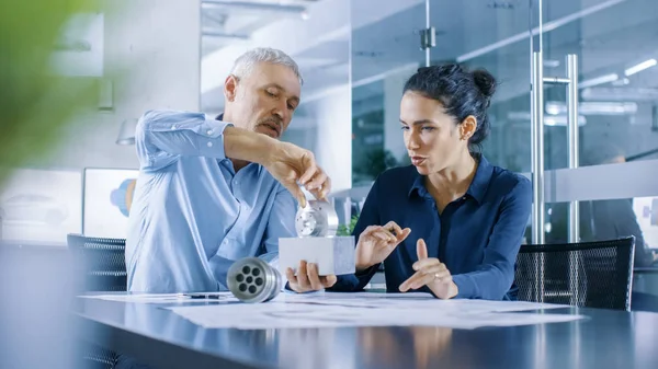 Ingegneri Industriali Sesso Maschile Femminile Esperti Hanno Discussione Rendendo Regolazione — Foto Stock