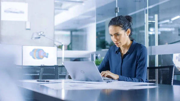 Beautiful Female Data Analyst Sitting Table Works Laptop Stylish Woman — Stock Photo, Image