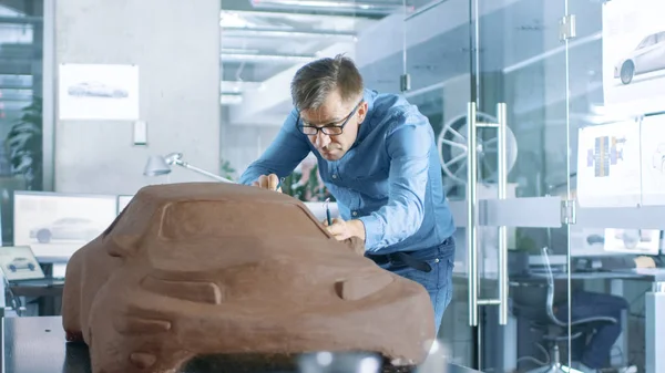 Esperienza Automotive Designer Con Rake Sculpts Prototipo Modello Auto Plasticine — Foto Stock