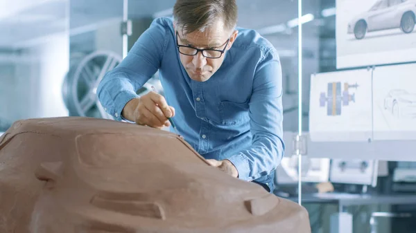 Esperienza Automotive Designer Con Rake Sculpts Prototipo Modello Auto Plasticine — Foto Stock