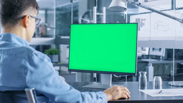 Ingeniero Automotriz Trabajando Una Computadora Personal Con Pantalla Verde Simulada —  Fotos de Stock