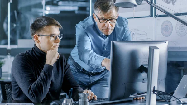 Experienced Senior Engineer Consults Young Designer Project Have Discussion Work — Stock Photo, Image