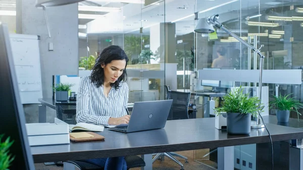 Egy Szép Hispániai Üzletasszony Munkanap Dolgozik Laptop Egyedül Egy Nemzetközi — Stock Fotó