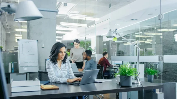 Geschäftiges Internationales Büro Dem Ein Buntes Team Junger Geschäftsfrauen Und — Stockfoto