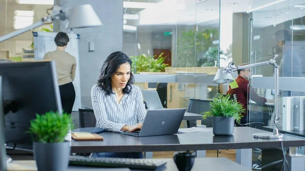 Busy International Office Beautiful Hispanic Woman Working Her Desk Laptop — Stock Photo, Image