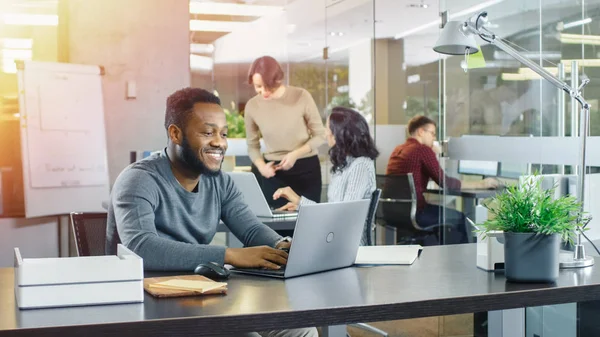 Ocupado Escritório Internacional Homem Afro Americano Trabalhando Sua Mesa Laptop — Fotografia de Stock