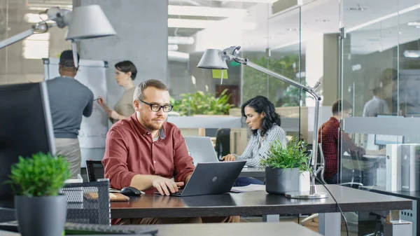 Drukke Internationale Hoofdkantoor Blanke Man Die Werkt Aan Zijn Bureau — Stockfoto