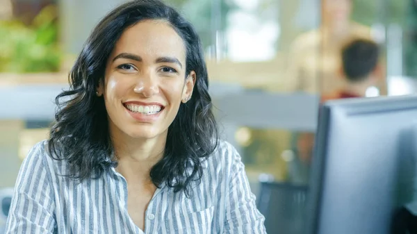 Portrettbilde Vakker Ung Latinamerikansk Kvinne Som Arbeider Datamaskin Smiler Varmt – stockfoto