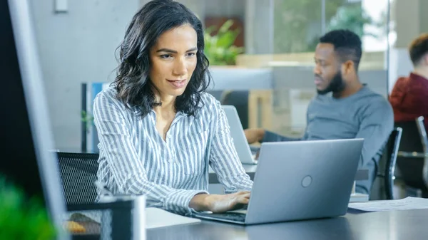 Busy International Office Beautiful Hispanic Woman Working Her Desk Laptop — Stock Photo, Image