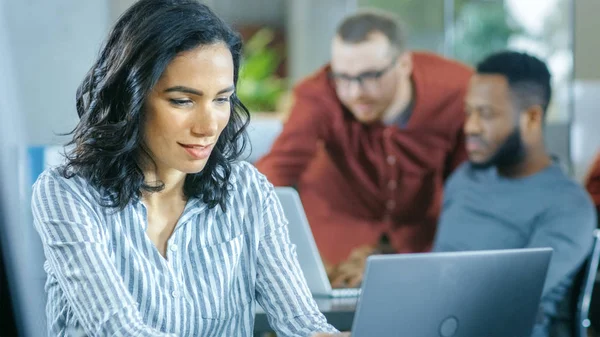 Oficina Internacional Ocupada Hermosa Mujer Hispana Trabajando Escritorio Una Computadora —  Fotos de Stock