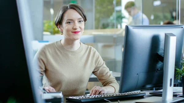 Schöne Junge Kaukasische Frau Sitzt Ihrem Schreibtisch Und Arbeitet Einem — Stockfoto