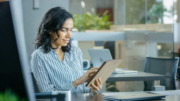 Beautiful Young Hispanic Woman Sits Her Desk Uses Tablet Computer — Stock Photo, Image